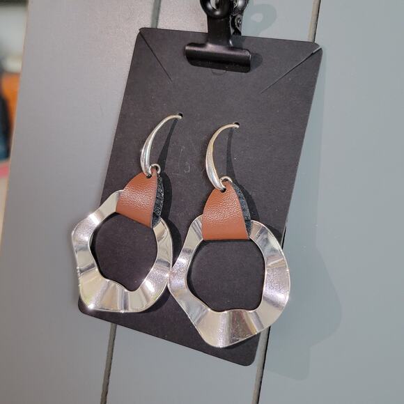 Modern Hammered Silver Tone & Brown Leather Drop Earrings Statement Boho Chic - Picture 5 of 9